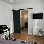 게스트하우스 Les Hotes D'eloise 3*