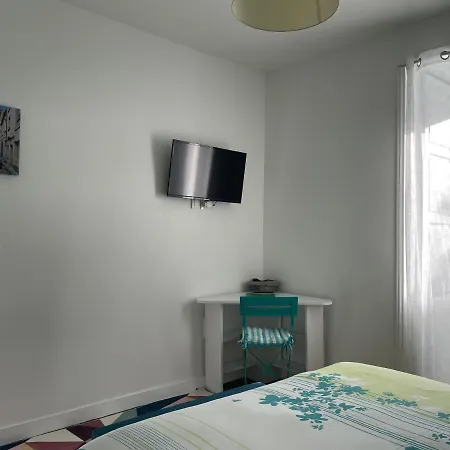 게스트하우스 Les Hotes D'eloise 3*