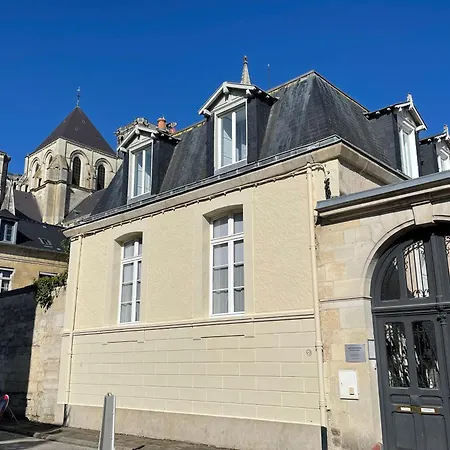 게스트하우스 Les Hotes D'eloise 3*