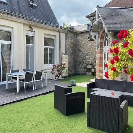 게스트하우스 Les Hotes D'eloise 3*