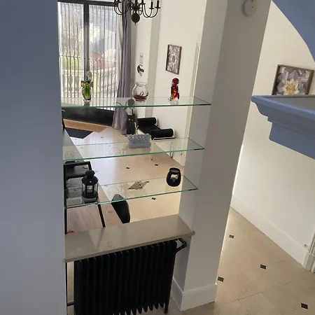 게스트하우스 Les Hotes D'eloise 3*