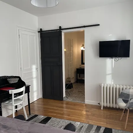 게스트하우스 Les Hotes D'eloise 3*